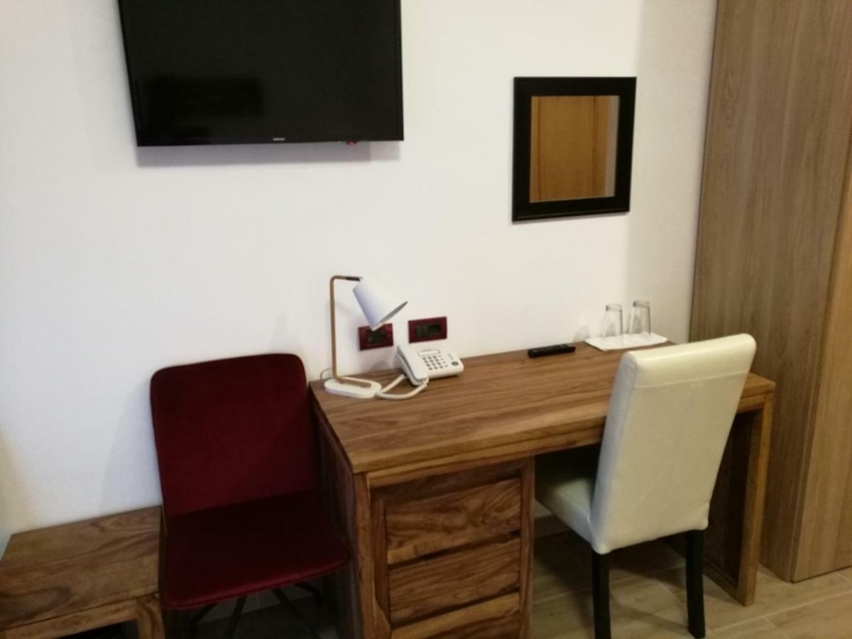 Отель Al Trenino Accomodation Рим Экстерьер фото