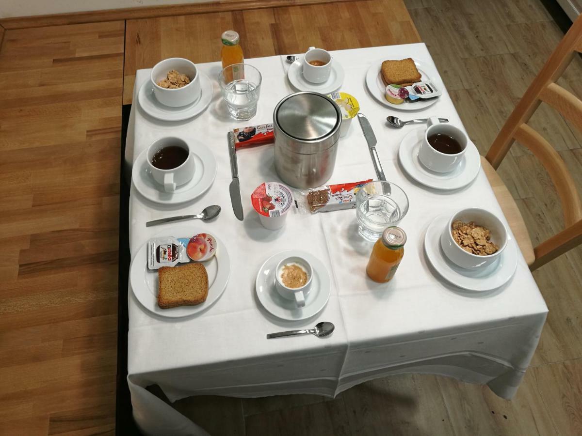 Отель Al Trenino Accomodation Рим Экстерьер фото