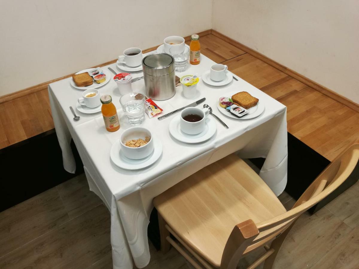 Отель Al Trenino Accomodation Рим Экстерьер фото